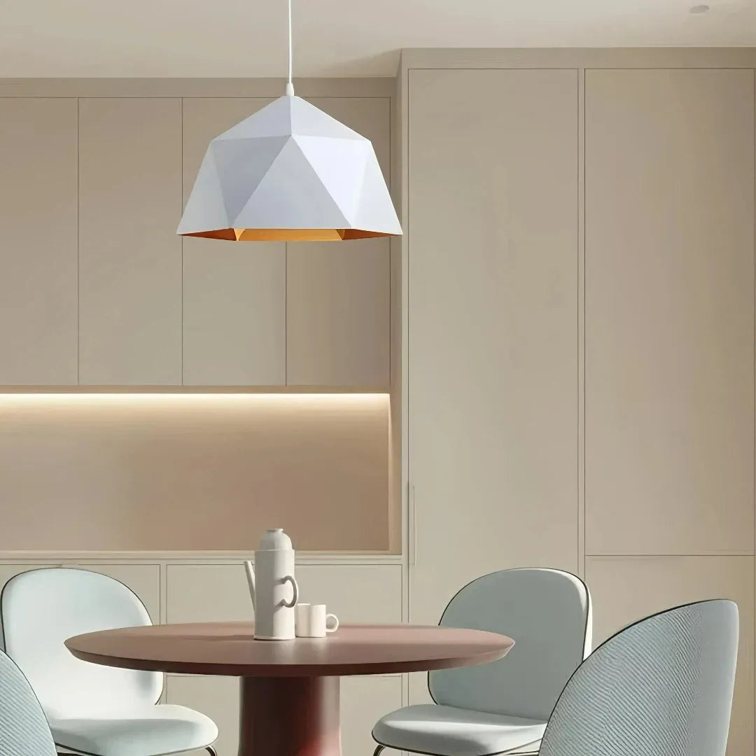 Pendelleuchte über Esstisch mit geometrischem Design