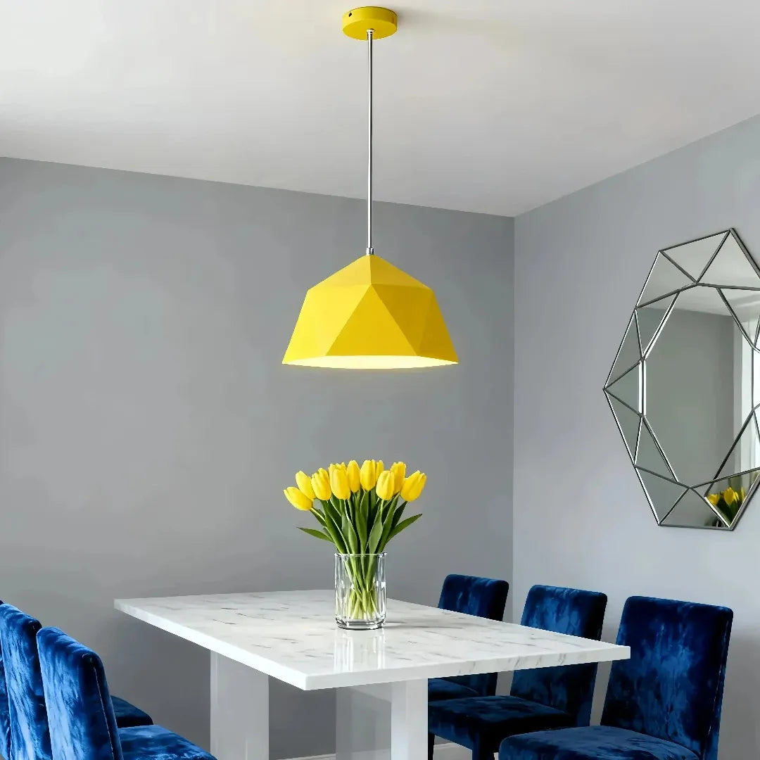 Pendelleuchte über Esstisch mit geometrischem Design