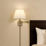 Moderne Wandleuchte fürs Schlafzimmer mit Stoffschirm und verstellbarem Arm, dimmbar