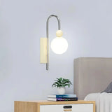 Moderne Kugel-Wandleuchte mit Opalglas fürs Schlafzimmer