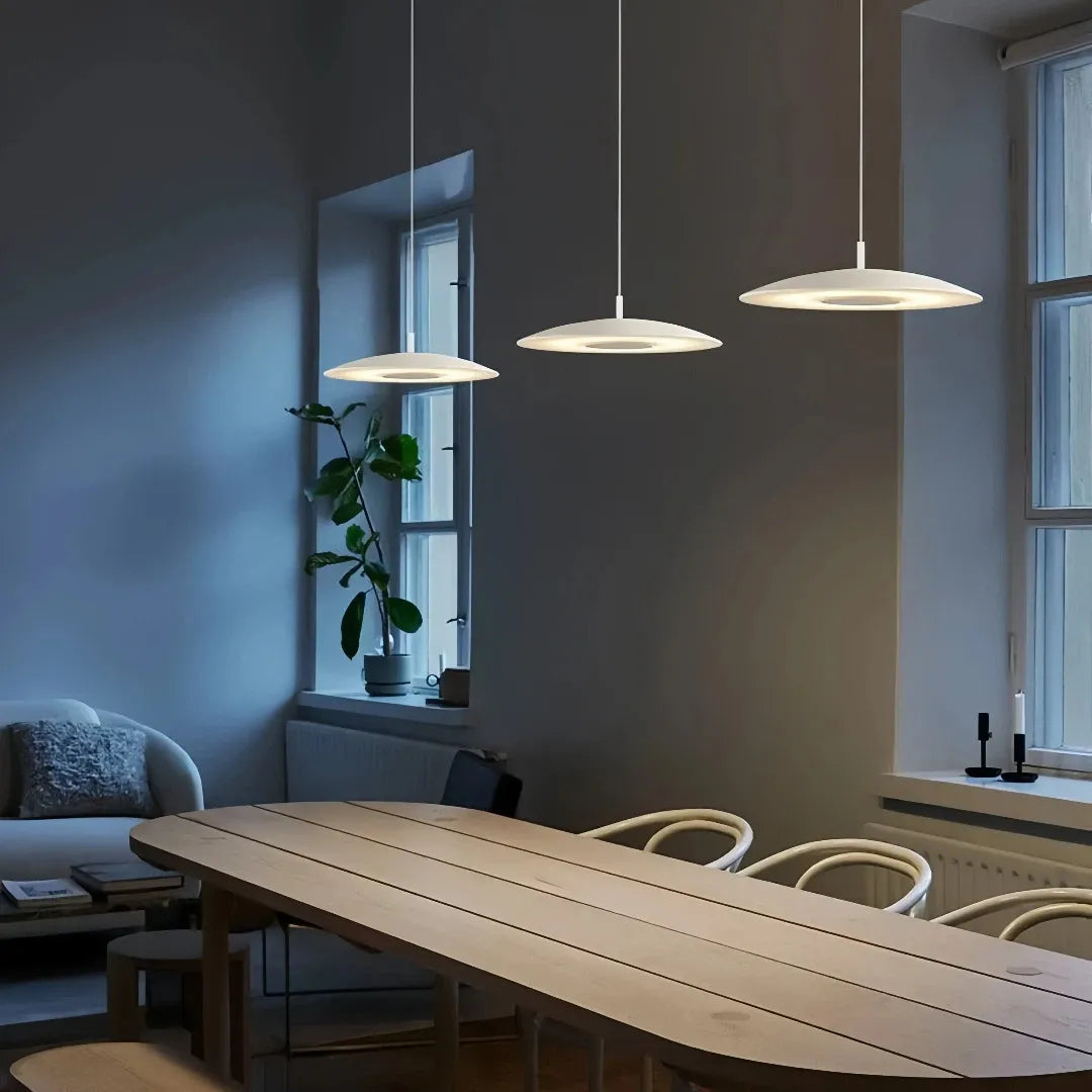 Moderne LED-Pendelleuchte im UFO-Design für das Esszimmer