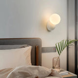Moderne LED-Wandleuchte mit Opalglas-Kugel für Schlafzimmer