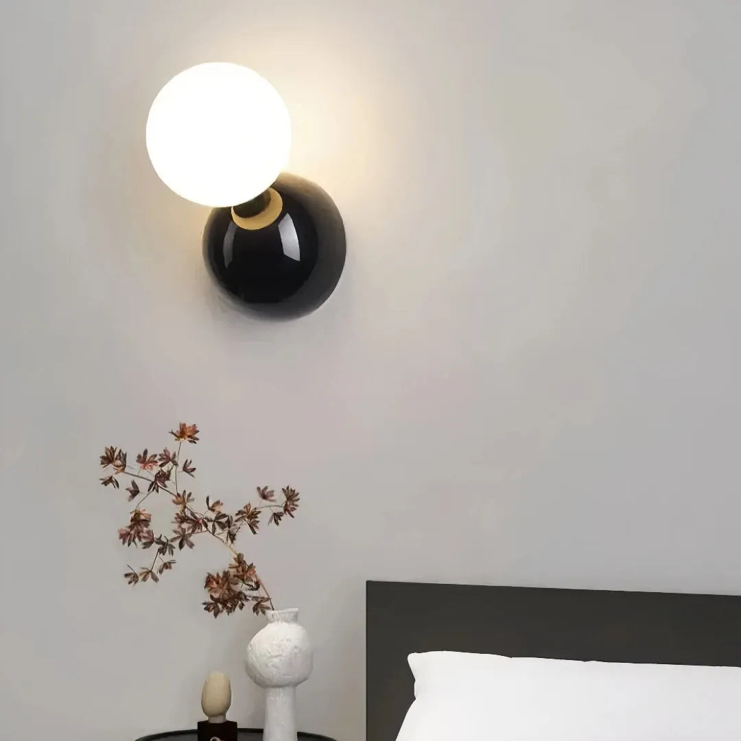 Moderne LED-Wandleuchte mit Opalglas-Kugel für Schlafzimmer