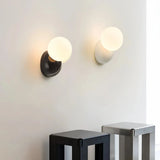 Moderne LED-Wandleuchte mit Opalglas-Kugel für Schlafzimmer