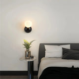 Moderne LED-Wandleuchte mit Opalglas-Kugel für Schlafzimmer