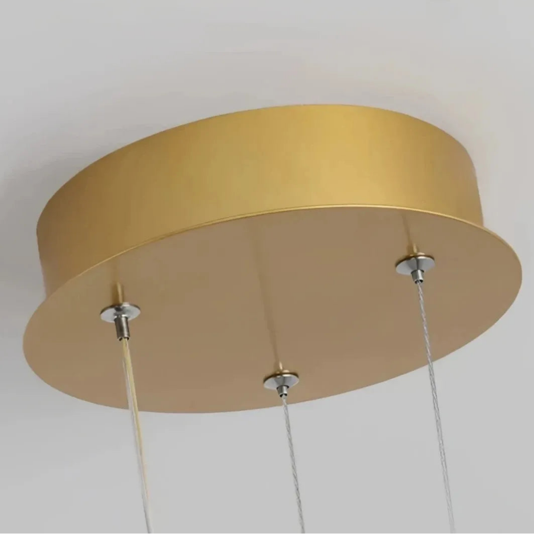 Goldene Designlampe mit filigranen Schmetterlingselementen