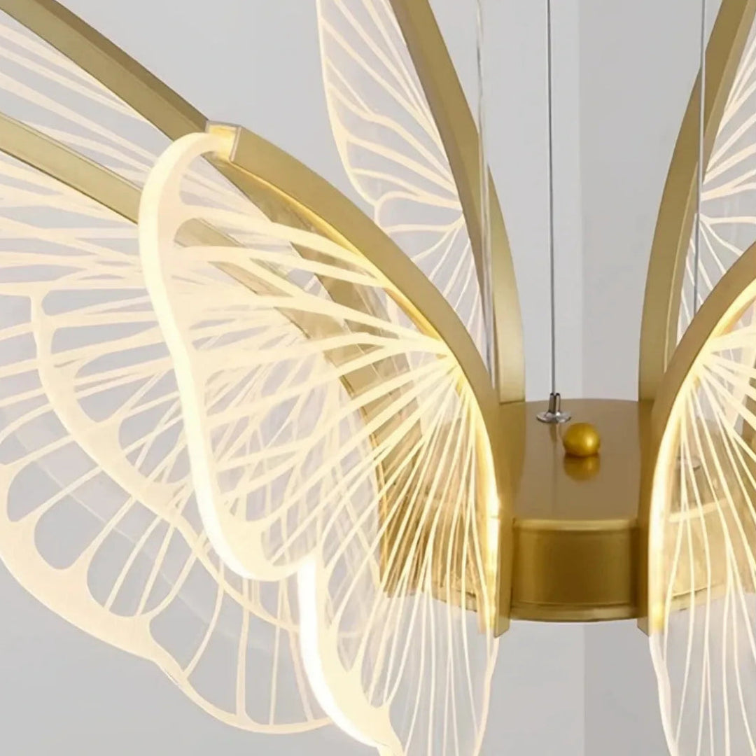 Elegante goldene LED-Pendelleuchte im Schmetterlingsdesign