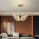 Goldene LED-Pendelleuchte im Schmetterlingsdesign für den Esstisch
