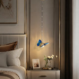 Schmetterling-Pendelleuchte beleuchtet im Schlafzimmer