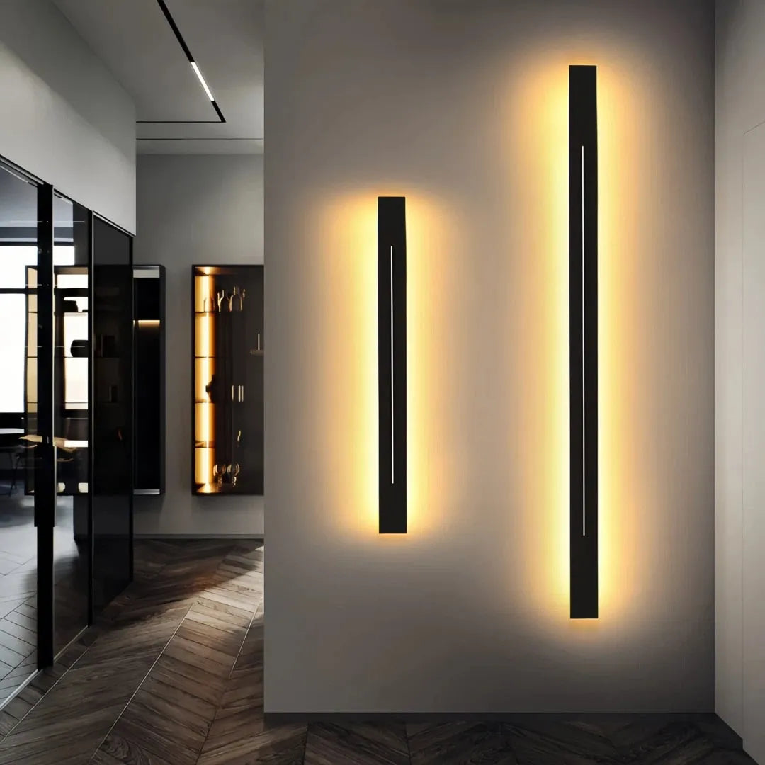Schmale LED-Wandleuchte im modernen Wohnzimmer