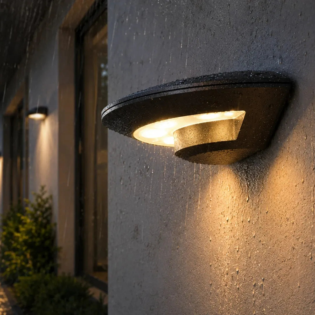 Halbrunde Außenwandleuchte in Schwarz mit IP65-Schutz 