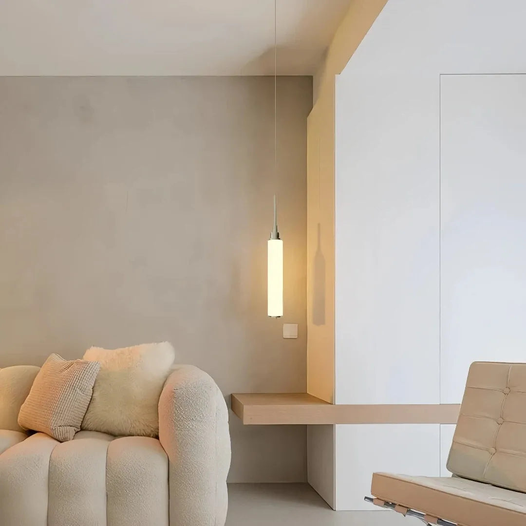 Weiße LED-Hängeleuchte mit Metallkörper und Acryl-Diffusor