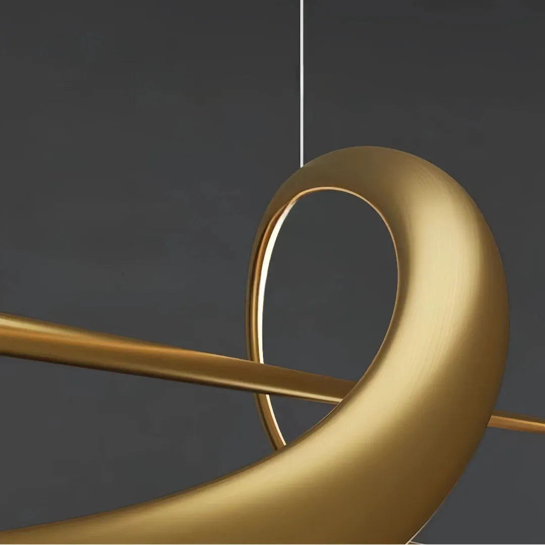 Goldene LED-Pendelleuchte mit Fernbedienung über dem Esstisch