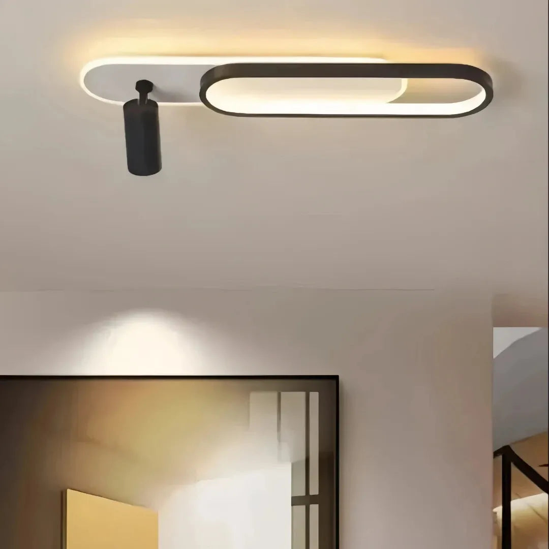 Schwarze LED-Deckenleuchte mit einem Spot über dem Flur