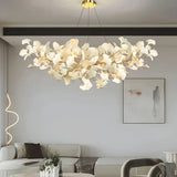 Ginkgo LED Kronleuchter aus Keramik im Wohnzimmer