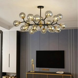 Glaskugel-Kronleuchter mit warmweißem Licht im Esszimmer