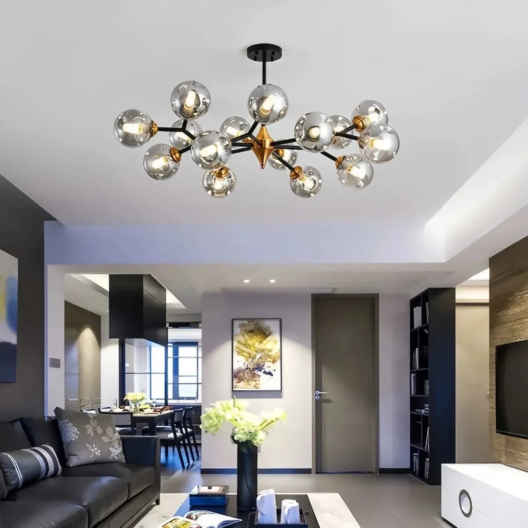 Moderner LED-Kronleuchter mit rauchgrauen Glaskugeln im Wohnzimmer
