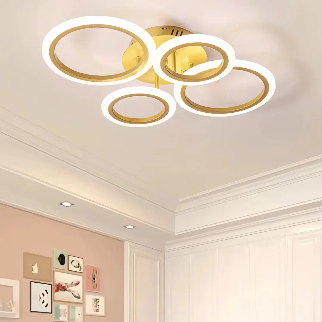 Goldfarbene Deckenleuchte mit sechs LED-Ringen