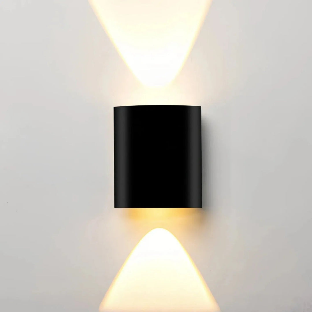  Schwarze LED-Außenwandleuchte Up & Down an einer Außenwand