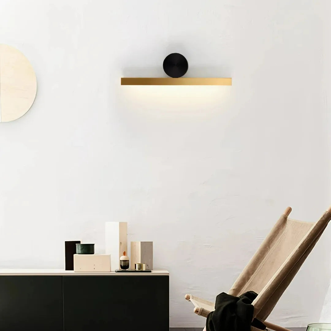 Moderne lange Wandleuchte in Schwarz-Gold für den Innenbereich