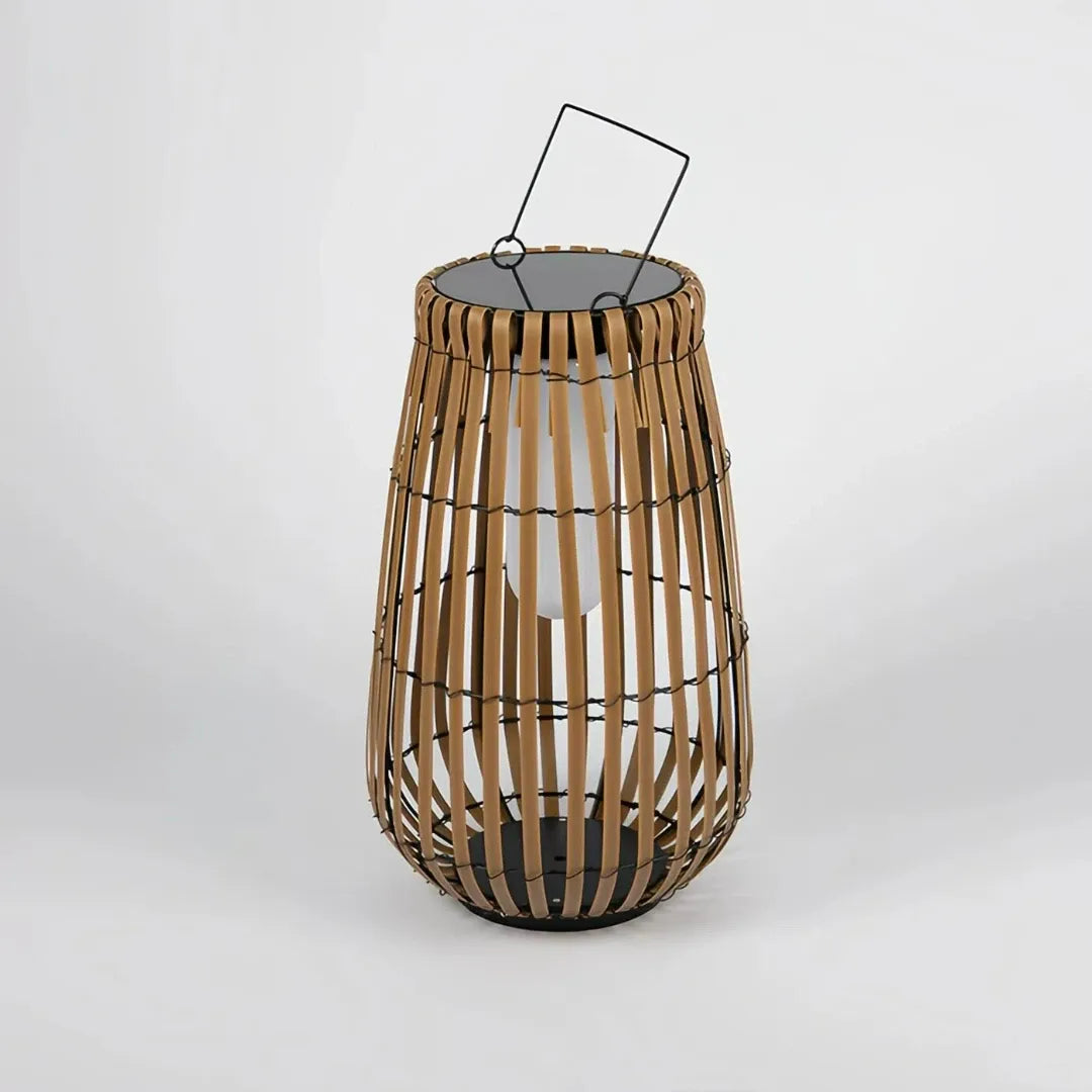 Solar Gartenleuchte aus Rattan auf der Terrasse