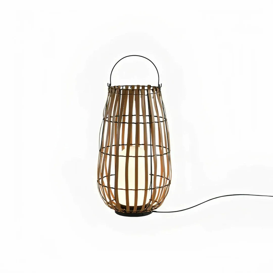 Solar Gartenleuchte aus Rattan auf der Terrasse