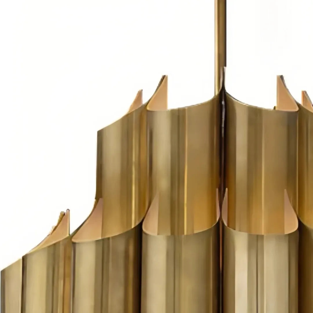 Detail der goldenen Metalloberfläche und Leuchtenfassung