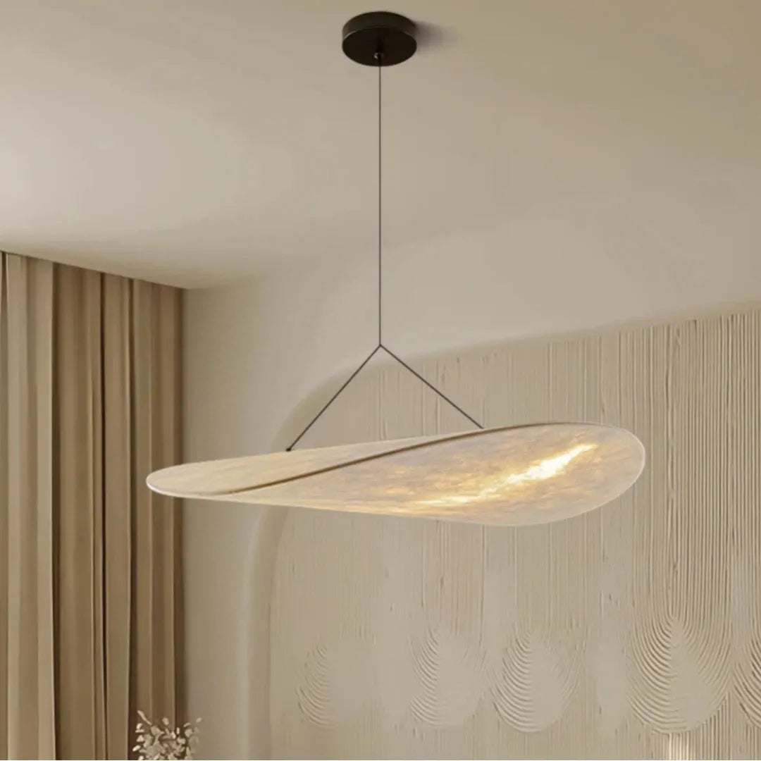 Wabi-Sabi Pendelleuchte aus Seide über dem Esstisch