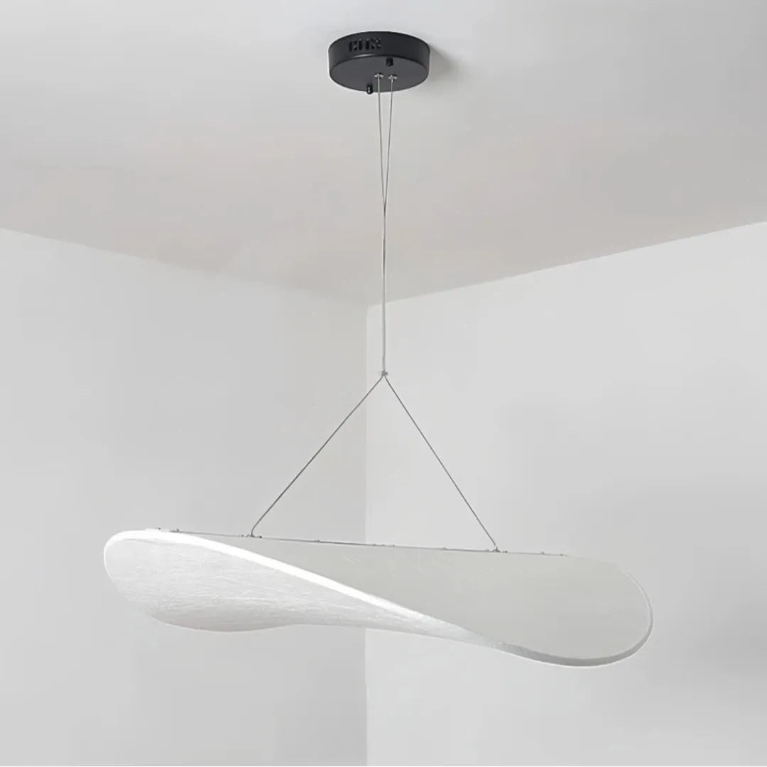 Wabi-Sabi Pendelleuchte aus Seide über dem Esstisch