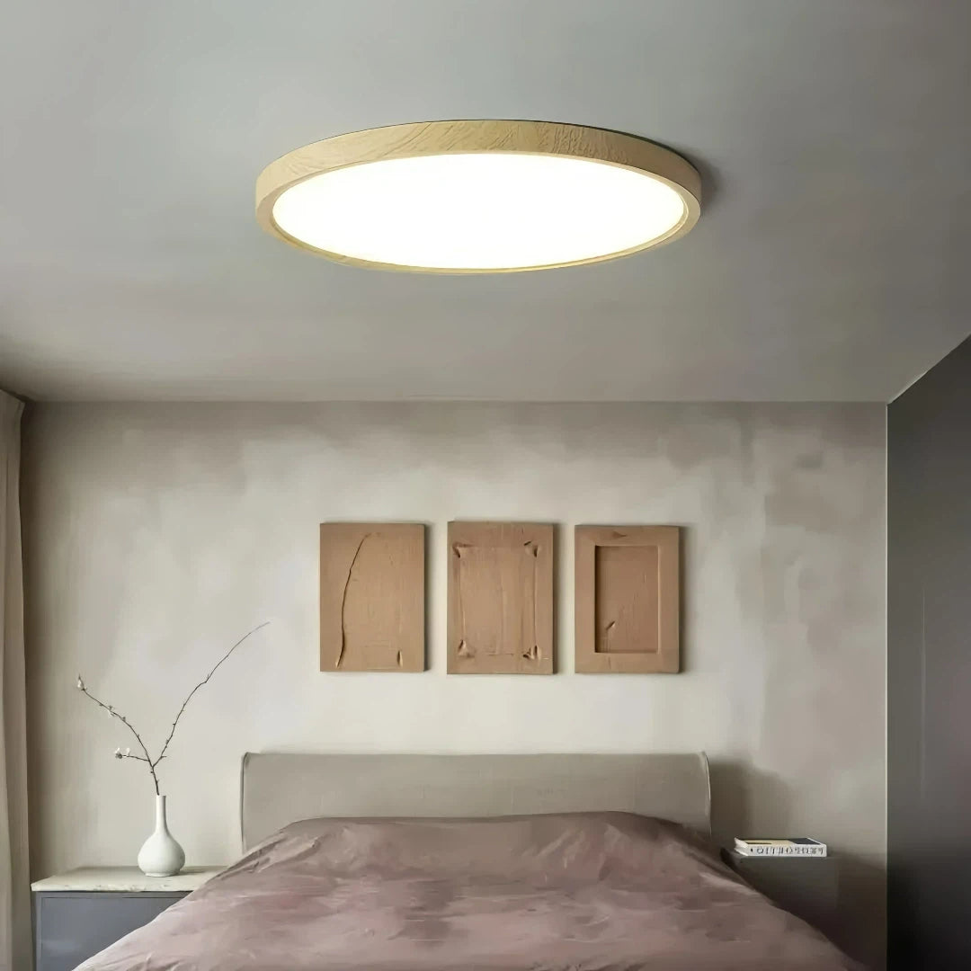 Runde LED Deckenlampe aus Holz im skandinavischen Stil, flach und dimmbar – ideal für Schlafzimmer