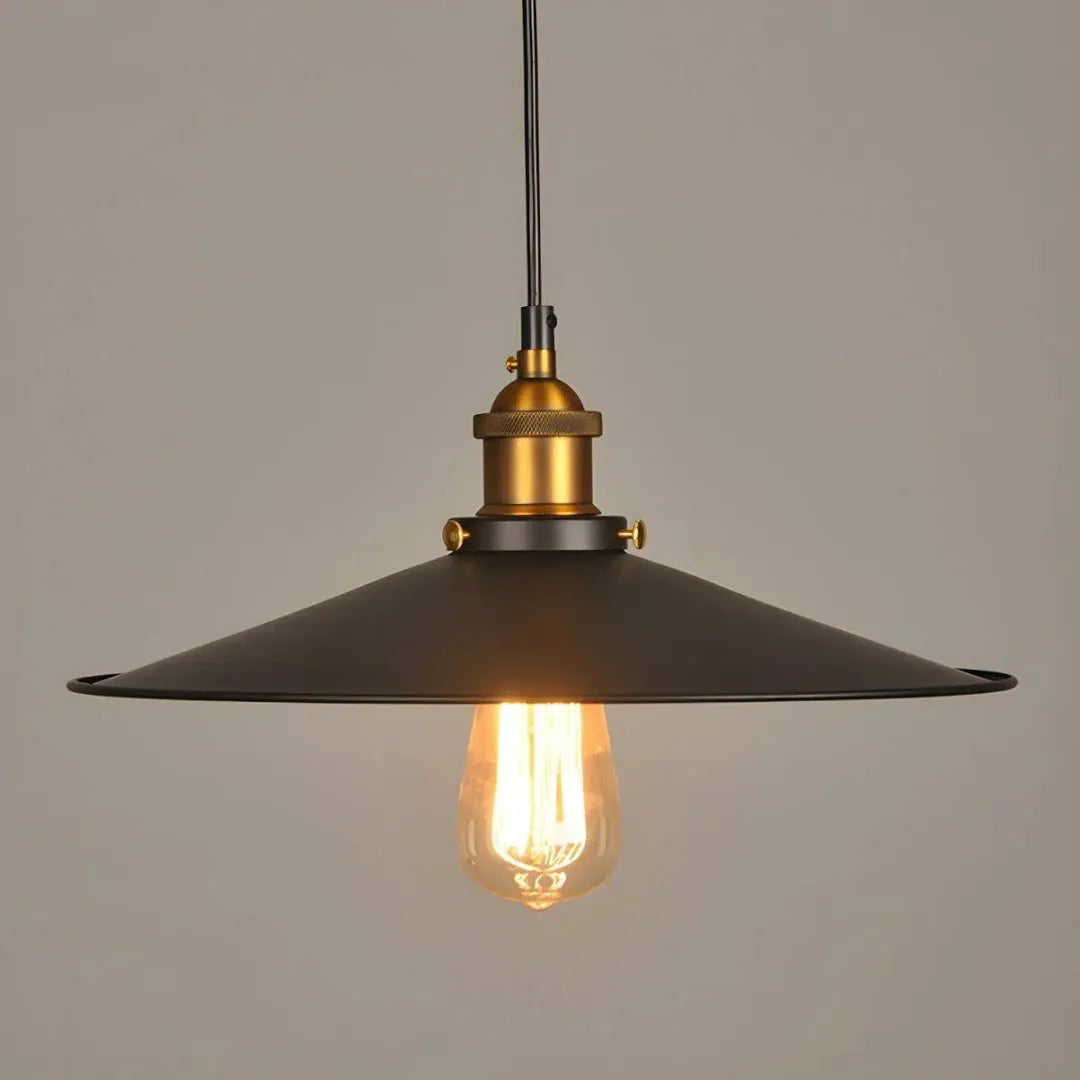 Schwarze Pendelleuchte im Industrial Stil aus Metall für Esszimmer