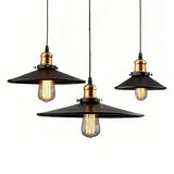 Schwarze Pendelleuchte im Industrial Stil aus Metall für Esszimmer