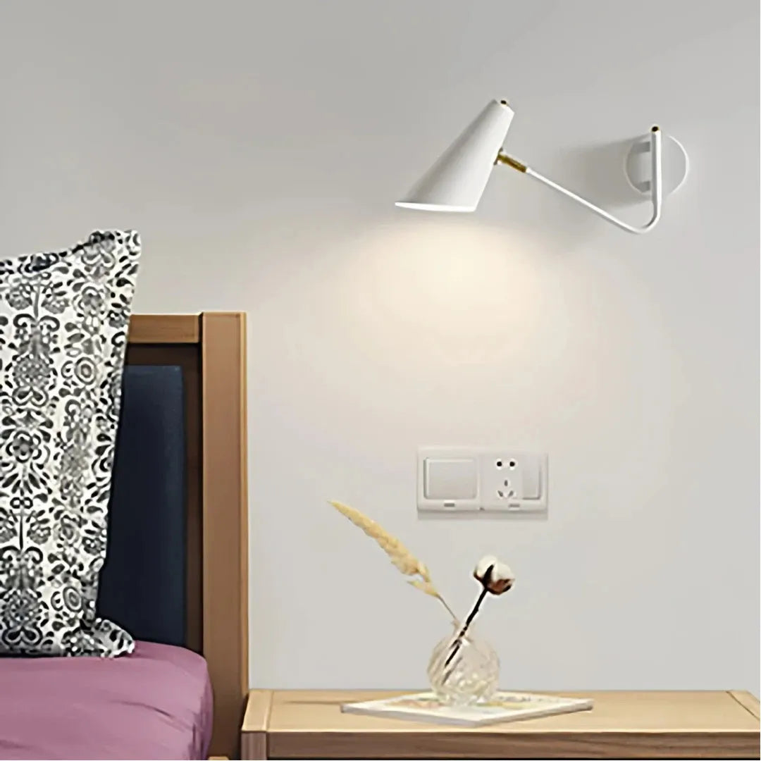 Wandleuchte mit Gelenkarm als Leselampe am Bett