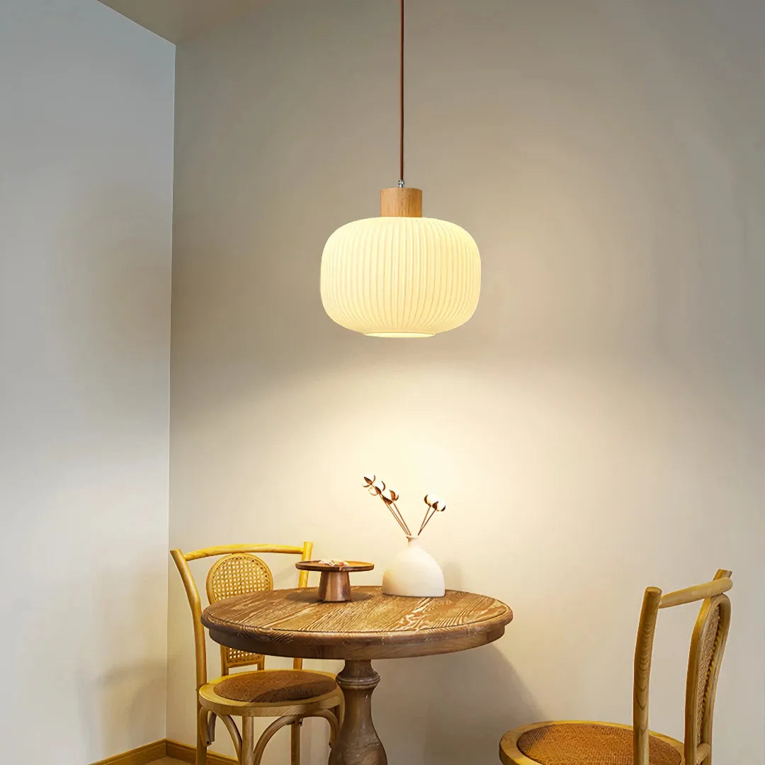 Skandinavische Pendelleuchte aus Opalglas und Holz, Variante B