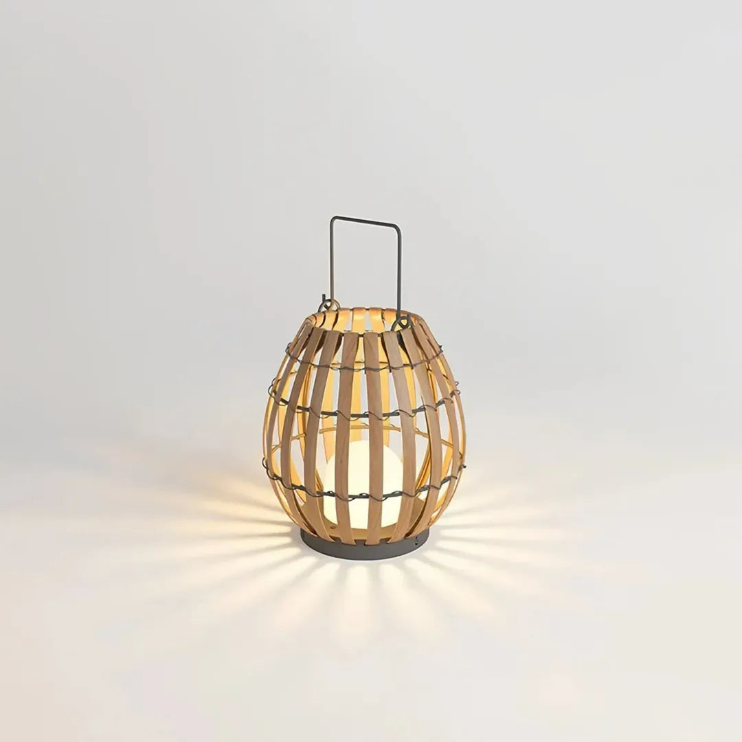 Diese Rattan Stehlampe ist vor allem als dekorative Außenbeleuchtung gedacht. Sie sorgt für stimmungsvolles Licht und eine warme Atmosphäre im Außenbereich.