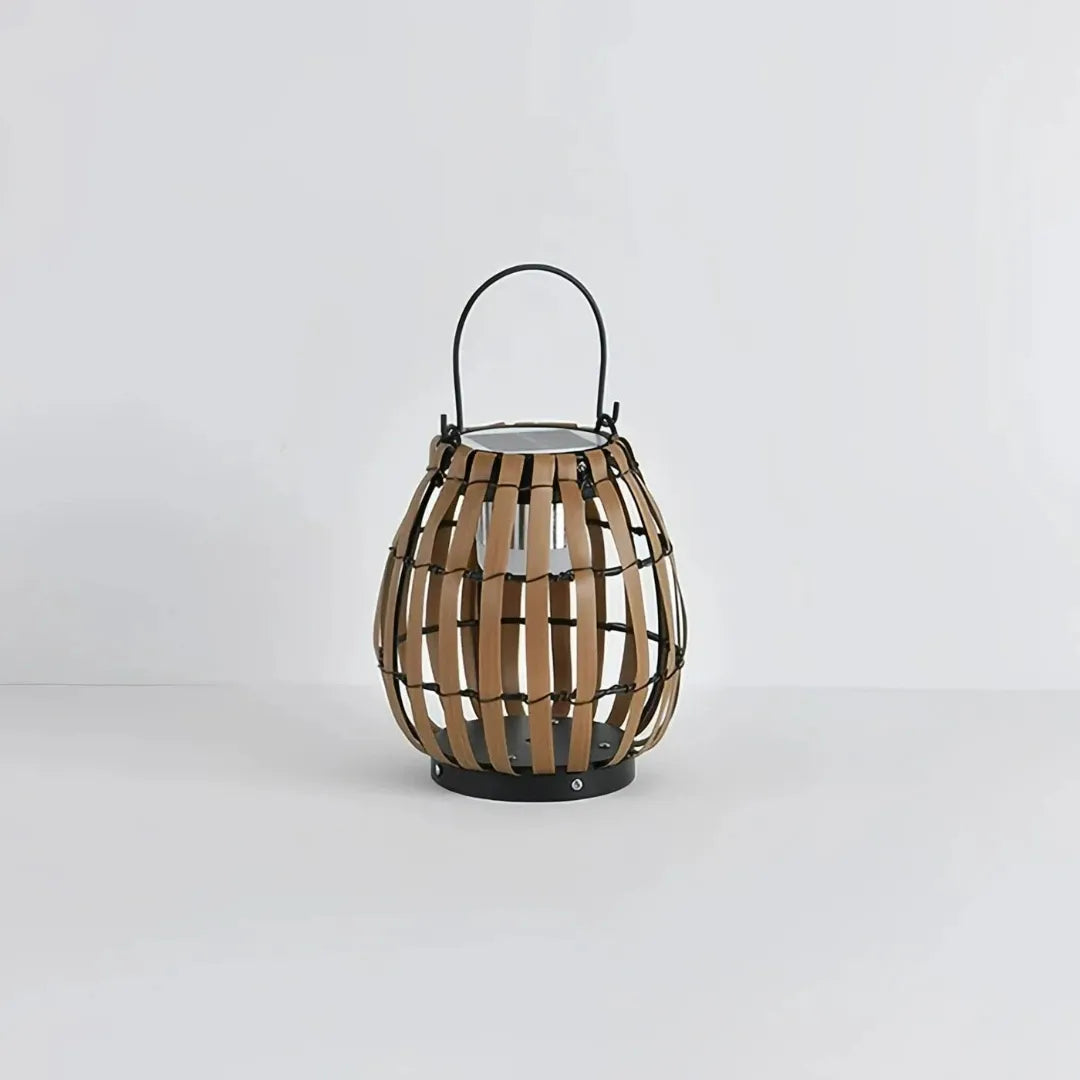 Diese Rattan Stehlampe ist vor allem als dekorative Außenbeleuchtung gedacht. Sie sorgt für stimmungsvolles Licht und eine warme Atmosphäre im Außenbereich.