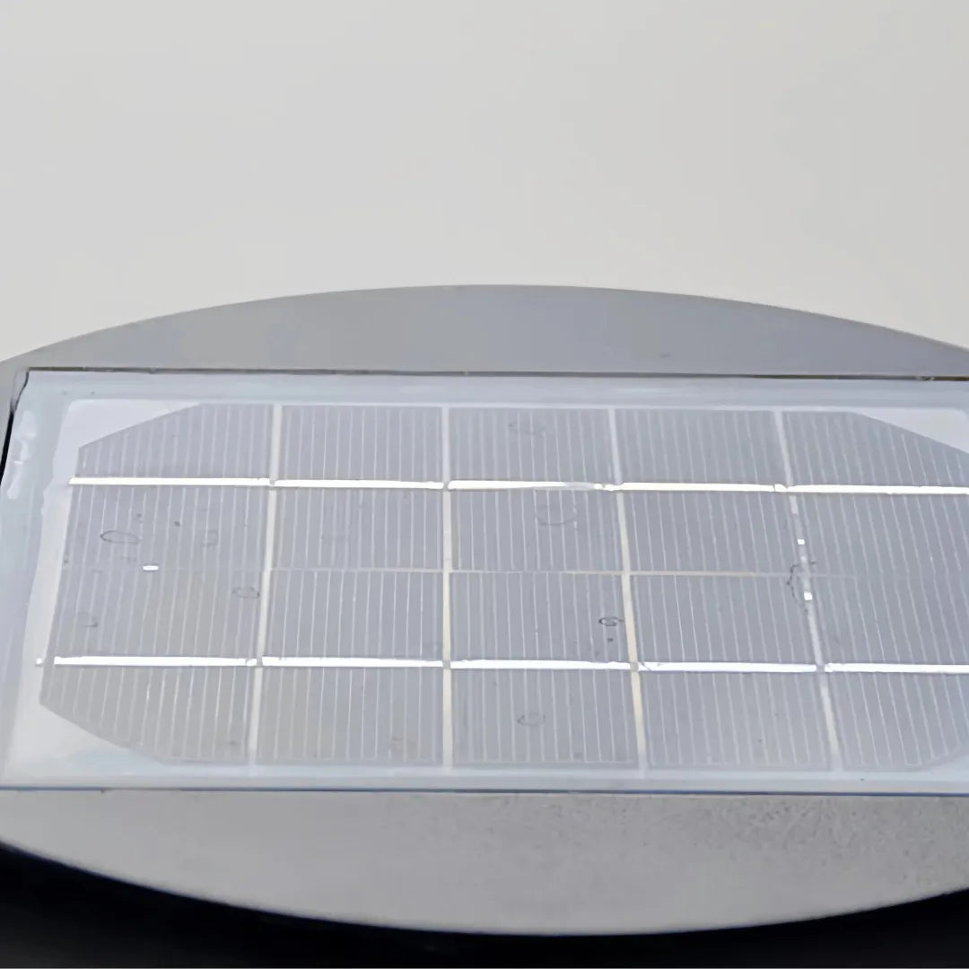 Monokristallines Solarpanel auf der Gartenleuchte