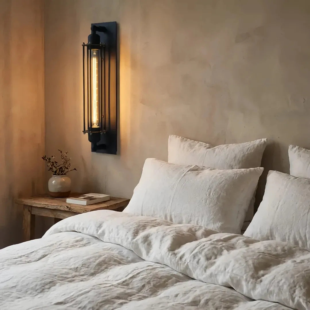 Wandleuchte aus Metall mit Glas im Industrial Design