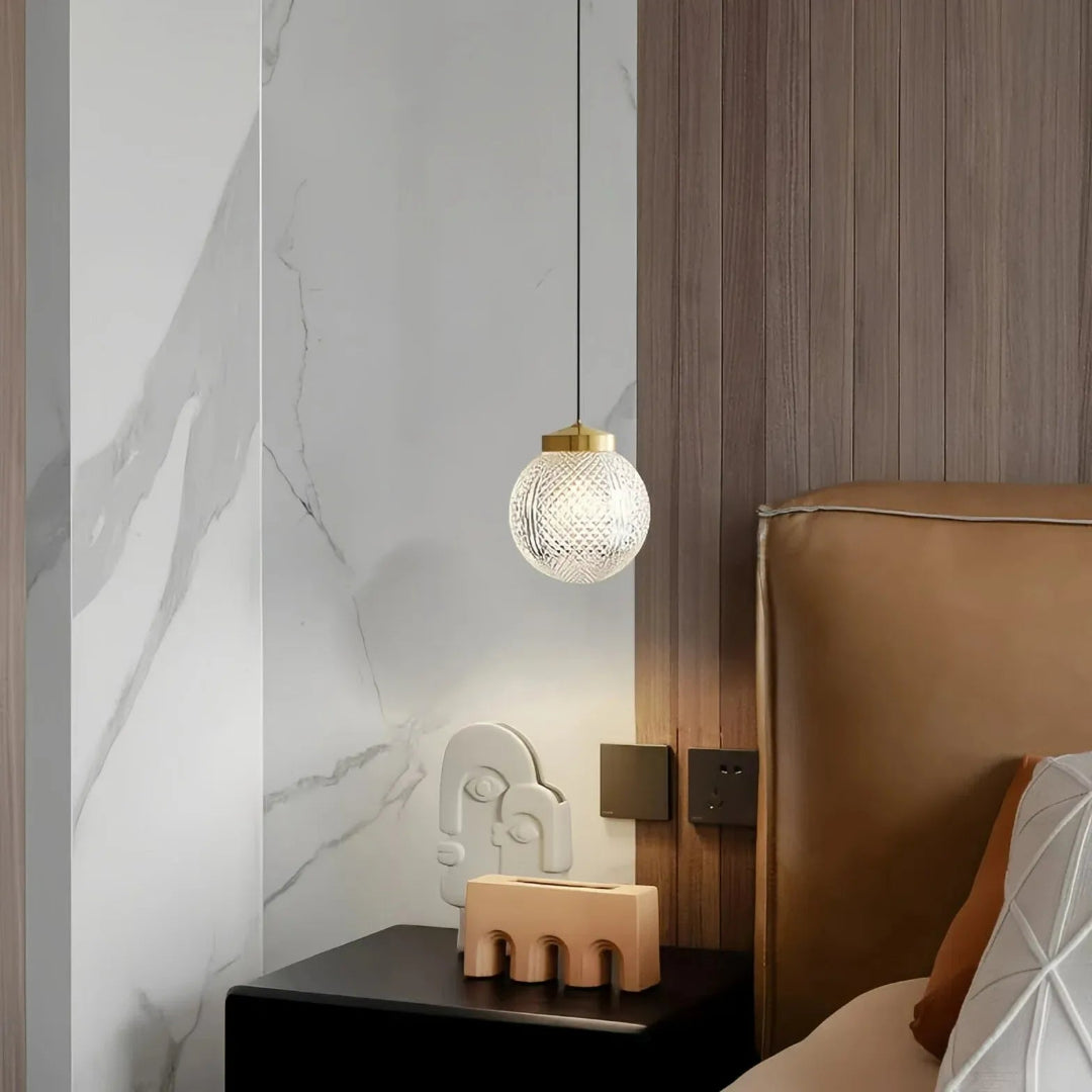 Glas-Pendelleuchte mit kugelförmigem Wabenschirm im Schlafzimmer