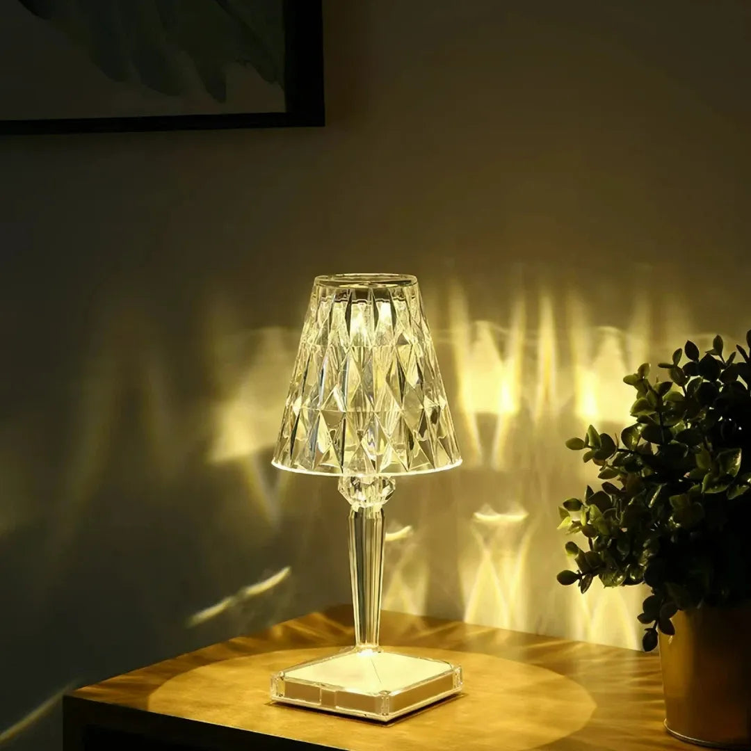 LED-Tischlampe aus Acrylglas mit dekorativen Lichtreflexionen