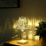 LED-Tischlampe aus Acrylglas mit dekorativen Lichtreflexionen