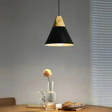 Nordic Pendelleuchte aus Metall und Holz für Esszimmer