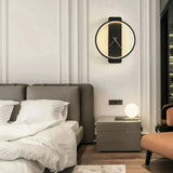 Moderne LED-Wandleuchte mit integrierter Uhr fürs Wohnzimmer