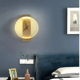 Moderne LED-Wandleuchte mit integrierter Uhr fürs Wohnzimmer
