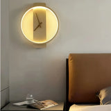 Moderne LED-Wandleuchte mit integrierter Uhr fürs Wohnzimmer