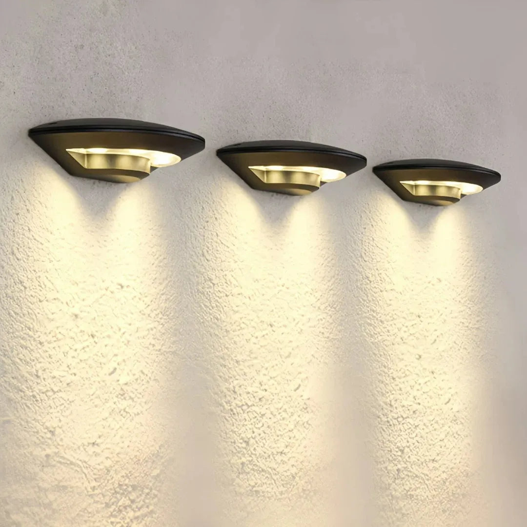 Halbrunde schwarze Außenwandleuchte mit eingeschalteter LED-Beleuchtung