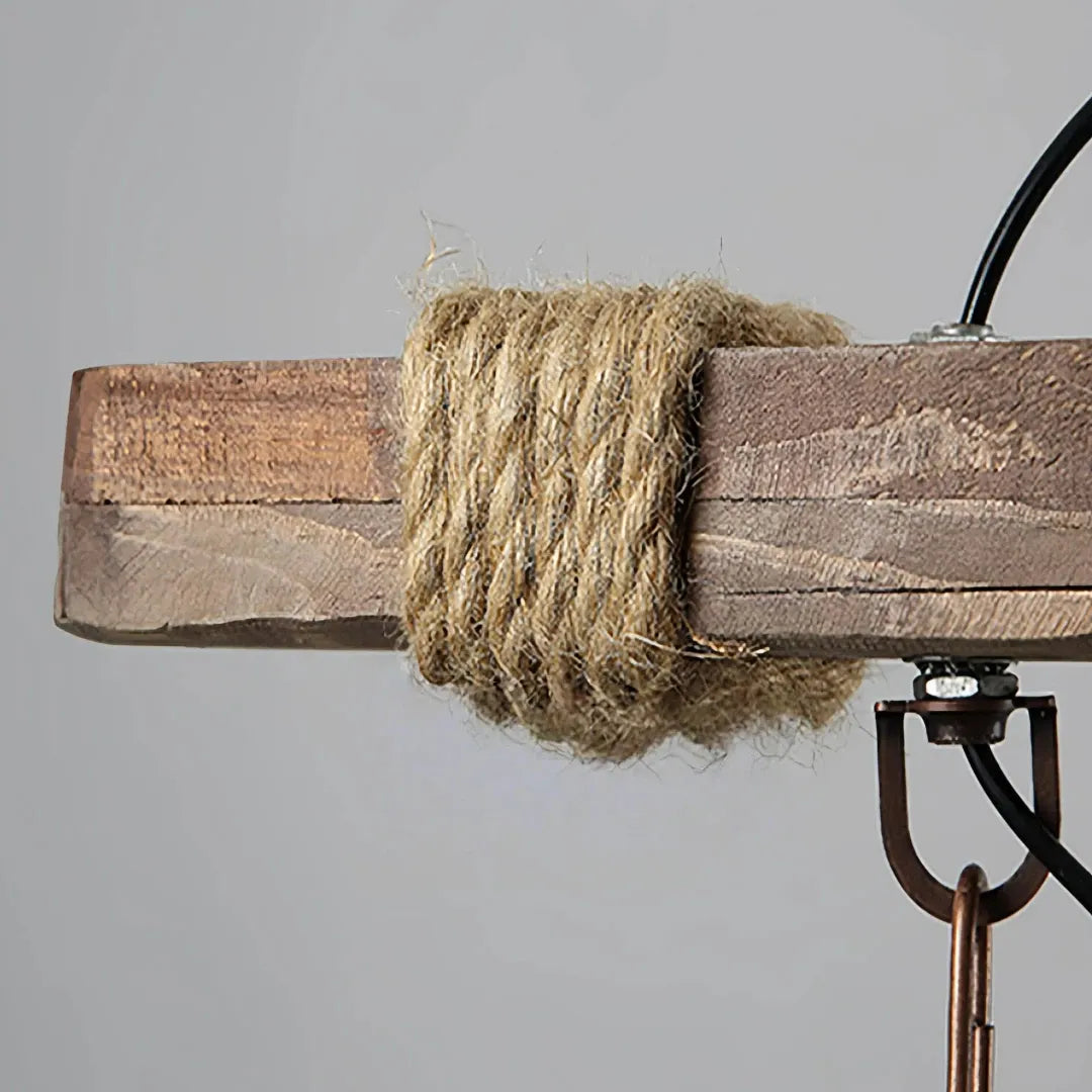  Detailansicht der Holz- und Metallkonstruktion des Kronleuchters