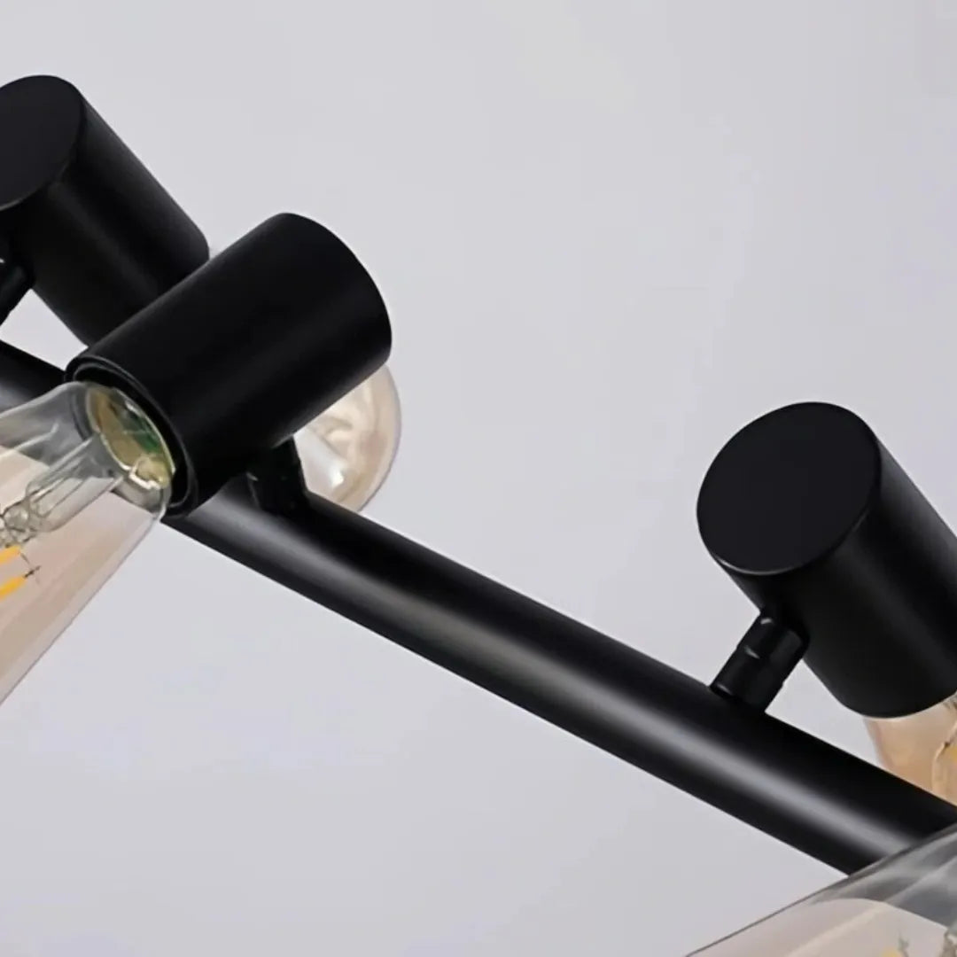Detailansicht des schwarzen Metallkörpers einer Pendelleuchte