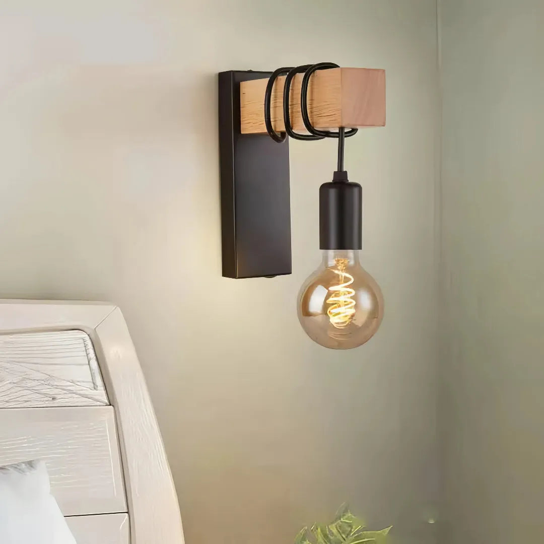Wandlampe im Industrial-Stil aus Holz für Schlafzimmer