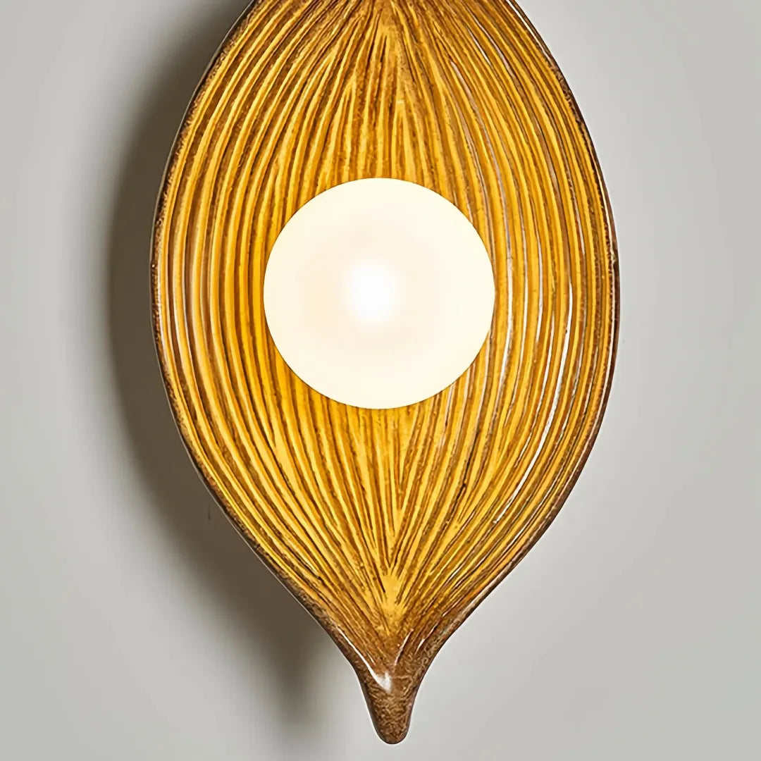  Japanische Blatt-Wandleuchte im eingeschalteten Zustand